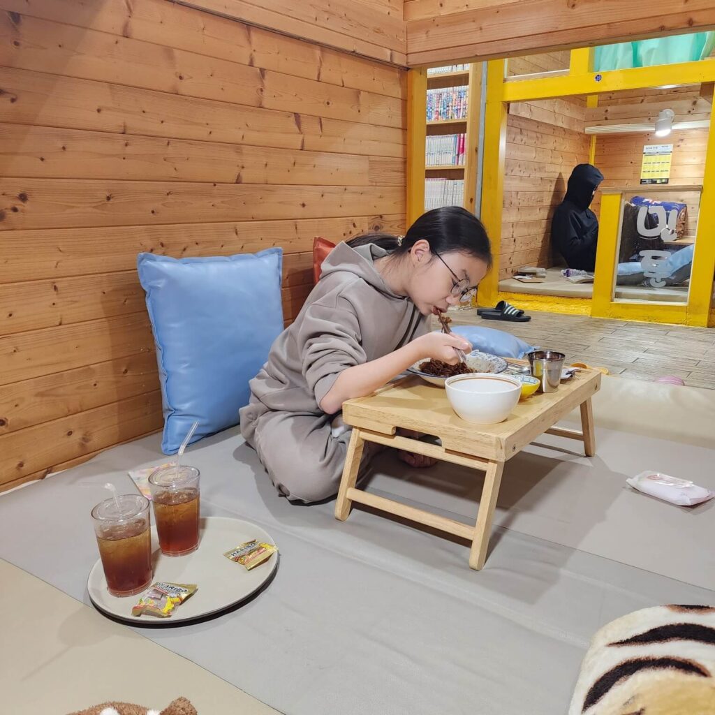 북카페에서 책 읽다 짜장라면 시켜 먹는 초등학생