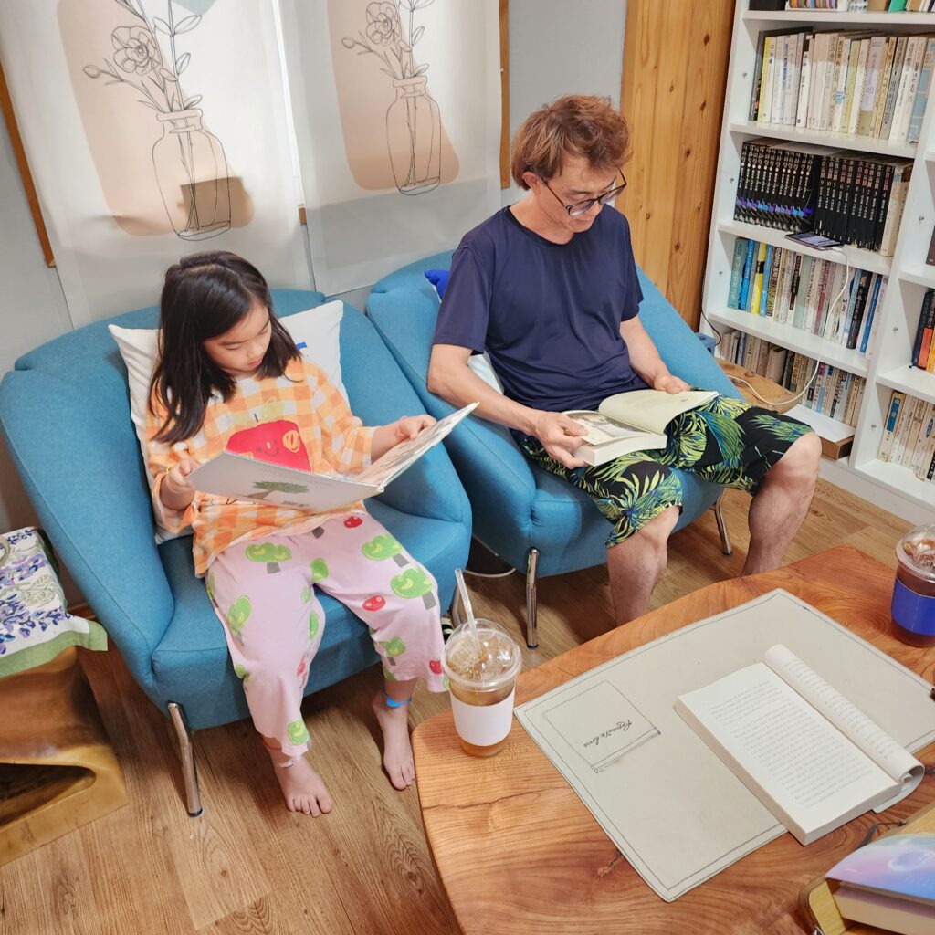 경주 한옥펜타운펜션 행복헌3, 아이와 물놀이하기 좋은 한옥펜션일까? 18 한옥펜션북카페